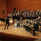 Un momento del concierto de la Big Band de Lleida y el Cor Maristes Montserrat, ayer en el Auditori. 