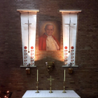 L’altar i el reliquiari del papa canonitzat a Mequinensa.