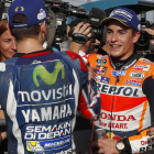 Màrquez y Lorenzo se saludan al finalizar la sesión cronometrada de ayer en Xest.