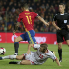 Vitolo supera un jugador de Macedònia en una acció del partit d’ahir.