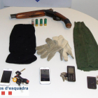 Escopeta retallada, passamuntanyes i mòbils que van utilitzar els lladres per cometre l’atracament.