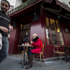 Una mujer toma café en la terraza de Le Carillon, uno de los locales atacados en París.