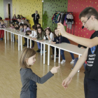 Adrià Codina impartió ayer el taller infantil de magia.