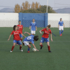 Una jugadora de l’AEM prova de controlar la pilota davant l’oposició de dos rivals.