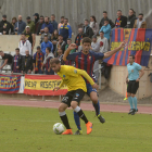 Cristian Gómez defensa la pilota davant de la presència d’un rival, en una acció del partit d’ahir.