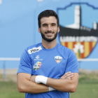 Casares, autor del gol del Lleida, pugna amb dos jugadors del Gavà durant el partit d’ahir.