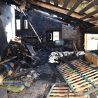 Imatge del menjador de l’habitatge després del foc que el va arrasar ahir a Ribera d’Urgellet.