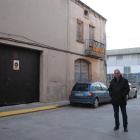 Jordi Calvís, ante los edificios que servirán para ampliar el centro.
