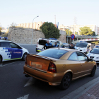 Cuatro patrullas del Urbana y uno de los coches implicados.