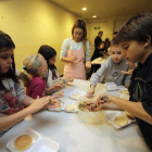 Alumnos de cuarto de Primaria del colegio Pràctiques II, en plena elaboración de hamburguesas de legumbres.