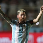 Leo Messi levanta los brazos celebrando la victoria ante Colombia.