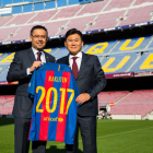 Josep Maria Bartomeu i el president de Rakuten, Hiroshi Mikitani, ahir durant la presentació de l’acord al Camp Nou.