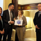 Franquesa y Vila entregaron ayer el informe a Forcadell y al vicepresidente de la Mesa, Lluís Corominas.