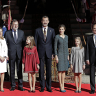 Pastor, Rajoy, Elionor, Felip VI, Letícia i Sofia davant del Parlament.
