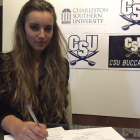 Xus Boira firmant amb la Charleston Southern University.