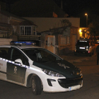 Un coche de la Guardia Civil junto a la vivienda donde se encontraron los cadáveres en León.