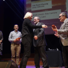 Los máximos representantes de la Paeria y la Diputación entregaron ayer en el Auditori de Lleida los premios Vallverdú y Màrius Torres.