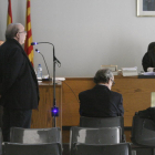Josep Calbetó, declarant dret com a testimoni, i Joan Riu, assegut al banc dels acusats, al judici d’ahir.