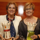 Pilar Rahola y Montse Parra ayer con sus galardones en la 22º edición de la Nit de la Sardana.