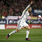 Cristiano Ronaldo celebra uno de los tres goles que anotó en el Calderón.
