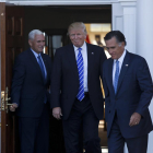 Romney sale de una reunión con Trump y Pence  en el Trump International Golf Club de Nueva Jersey.