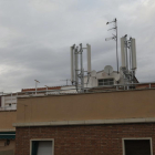 Antenes de telefonia mòbil en un terrat de Lleida.