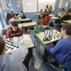 Alumnes de segon d’ESO de l’institut Samuel Gili i Gaya jugant als escacs en una classe de matemàtiques.
