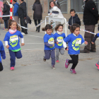 Un grupo de niñas durante una de las carreras infantiles celebradas ayer por la mañana en el colegio Prácticas II.