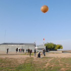 Estudiantes y curiosos observaban ayer el lanzamiento del globo sonda en las instalaciones del club de vuelo La Serra de Mollerussa.
