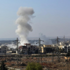 Imatge d’una columna de fum després d’un atac a Alep.