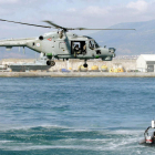 Un helicòpter britànic sobrevola Gibraltar, en un simulacre.