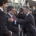 El lehendakari en funciones, Iñigo Urkullu (derecha), saluda al alcalde de Bilbao, Juan María Aburto.