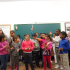 Una veintena de alumnos del colegio Cervantes participan en un taller de canto coral.