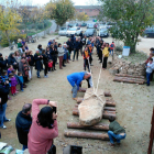 Moure un menhir a l’estil prehistòric, una de les activitats del Camp d’Aprenentatge de la Noguera.