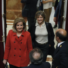 Las ministras de Empleo, Fátima Báñez, y Agricultura, Isabel García Tejerina, ayer en el Congreso.