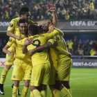 Los jugadores del Villarreal celebran el gol marcado por Trigueros.