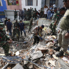 Membres dels serveis de rescat busquen supervivents després del terratrèmol a Indonèsia.