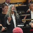 La emoción de Patti Smith humaniza la ceremonia de los Nobel