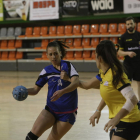 Una rival agarra de la camiseta a una jugadora de la Associació.