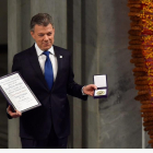 El president colombià, amb el premi i la medalla commemorativa, ahir a la capital noruega.