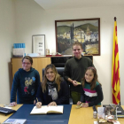 Los tres alumnos junto a la alcaldesa de Vilaller.