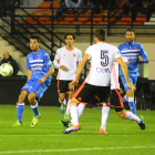 Cristian Alfonso, rodeado de jugadores valencianistas, pasó prácticamente desapercibido en el partido.