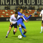 Fran Moreno, que estuvo desafortunado en la línea general del equipo, lucha por el balón con un defensa del Valencia Mestalla.