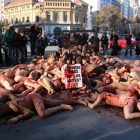 Participantes en la protesta de ayer contra el sacrificio de animales para comerciar con su piel.