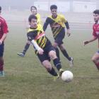 En esta imagen se observa como un jugador del Rialp (camiseta amarilla y negra) intercepta un pase.