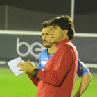 Gustavo Siviero dóna instruccions a Cristian Fernández dissabte davant del València Mestalla.