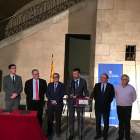 Antoni Postius, Jusèp Boya, Àngel Ros, Santi Vila, Joan Reñé y Josep Borrell ayer, durante el acto de firma del acuerdo de financiación. 