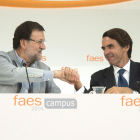 Rajoy y Aznar en un acto de la fundación en 2014.