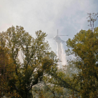 Un espectacular incendi arrasa més de dos hectàrees a la Mitjana