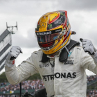 Lewis Hamilton celebra su triunfo en el Gran Premio de Gran Bretaña, que le sitúa a solo un punto del liderato de Sebastian Vettel.